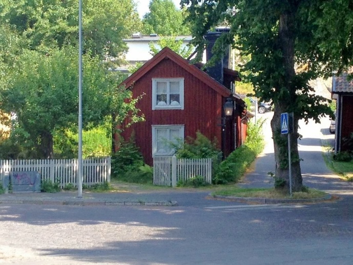 Ett rött hus intill kyrkan